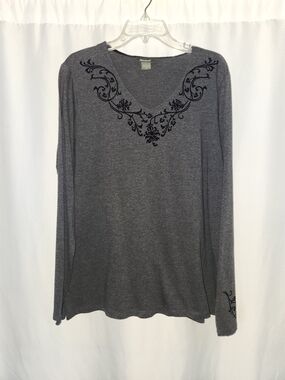 Eddie Bauer Gray Long Sleeve V-Neck Top with Black Scroll Print #festive #detail